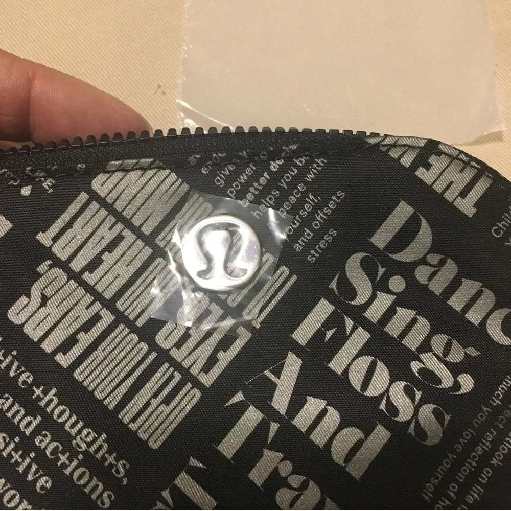 Lululemon Clippable Card Pouch Manifesto Print black / gray